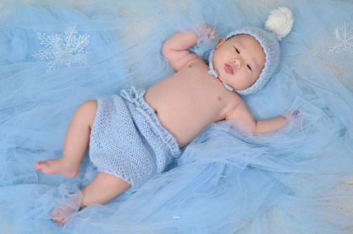 东方宝宝几个月可以吃饭